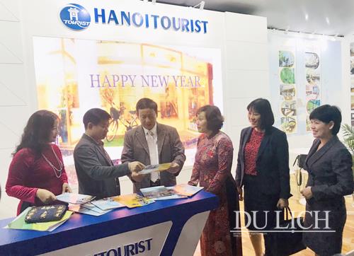 Các đại biểu tham quan gian hàng du lịch của Hanoitourist trong khuôn khổ “Ngày hội khuyến mại du lịch”